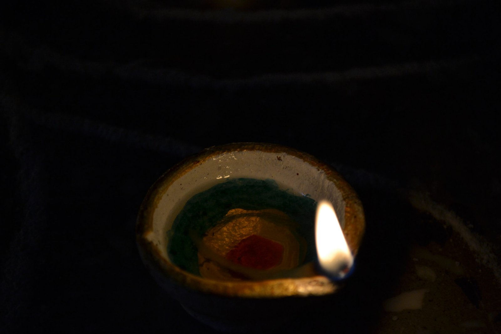 Diya_Divali_India.jpg Natural Incense Sticks – Sandalwood - Image 1